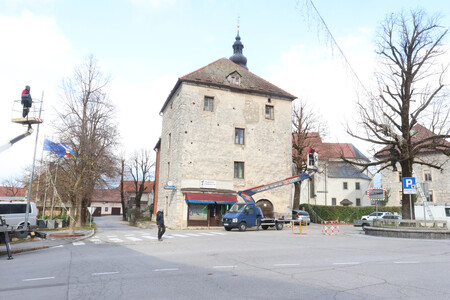 ZAČETEK PRAZNIČNE  OKRASITVE CERKNICE 06 FOTO LJUBO VUKELIČ